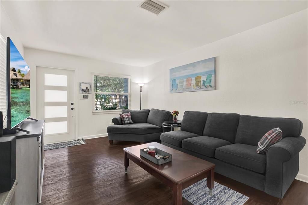 For Sale: $389,990 (2 beds, 1 baths, 986 Square Feet)