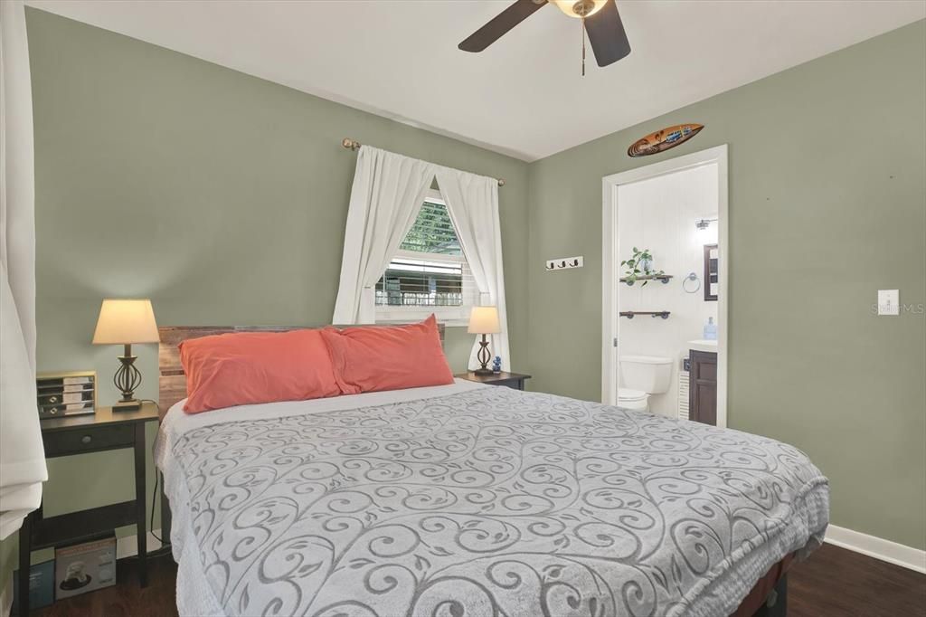 For Sale: $389,990 (2 beds, 1 baths, 986 Square Feet)