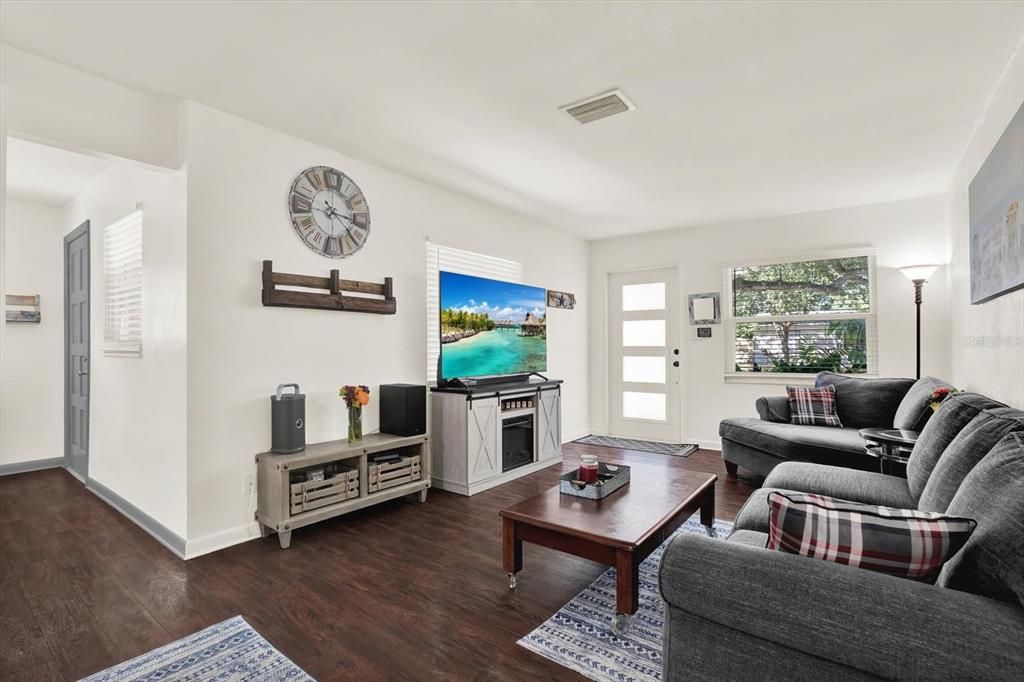 For Sale: $389,990 (2 beds, 1 baths, 986 Square Feet)