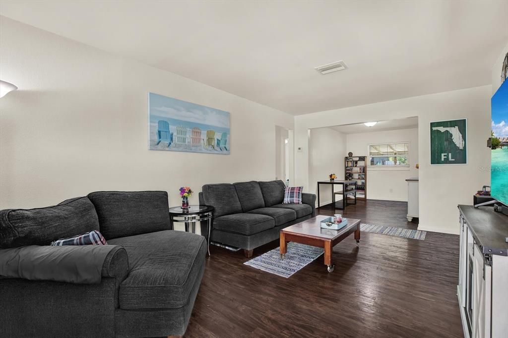 For Sale: $389,990 (2 beds, 1 baths, 986 Square Feet)