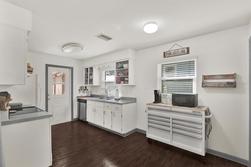 For Sale: $389,990 (2 beds, 1 baths, 986 Square Feet)