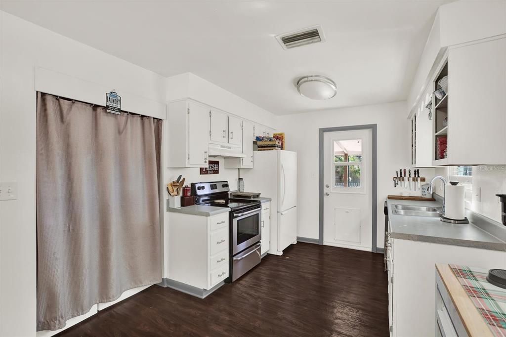 For Sale: $389,990 (2 beds, 1 baths, 986 Square Feet)