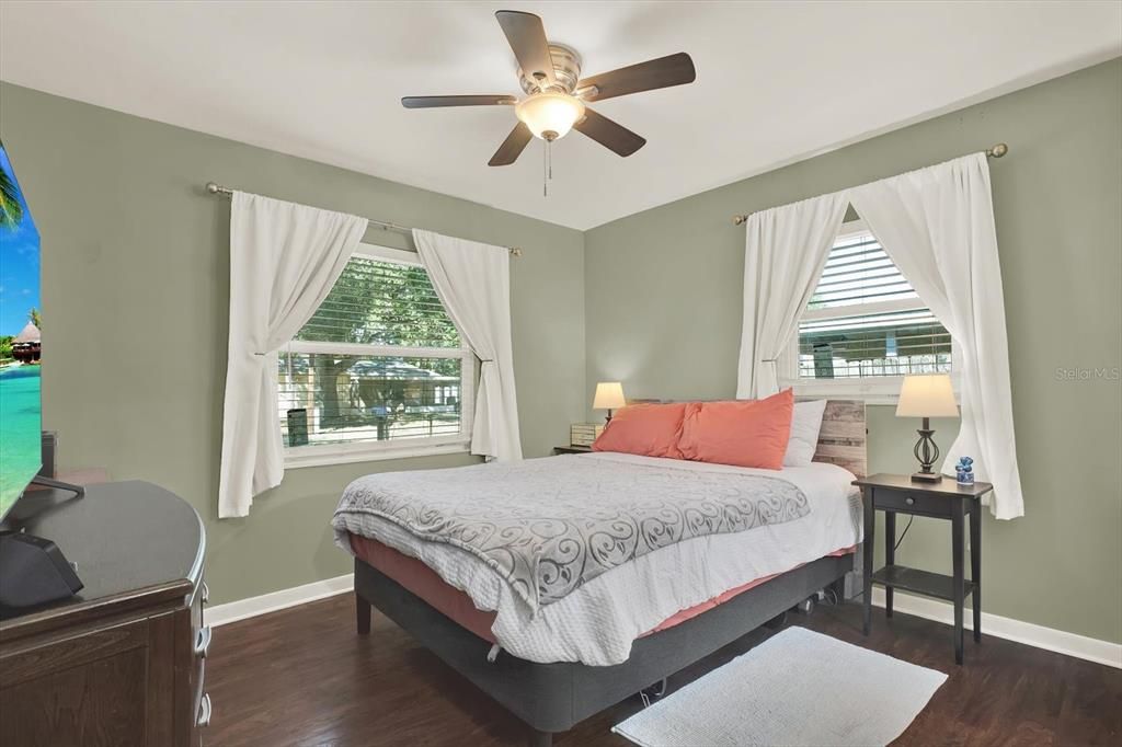 For Sale: $389,990 (2 beds, 1 baths, 986 Square Feet)