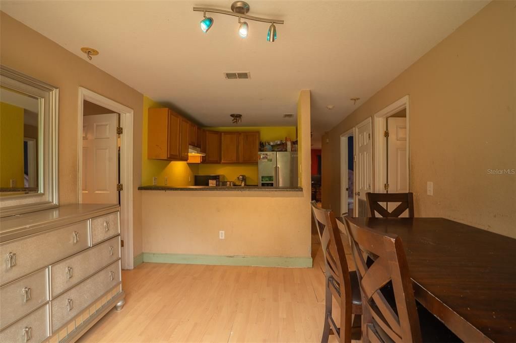 合同活跃: $199,990 (3 贝兹, 2 浴室, 1245 平方英尺)