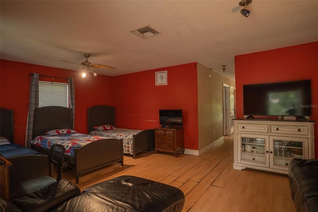 合同活跃: $199,990 (3 贝兹, 2 浴室, 1245 平方英尺)