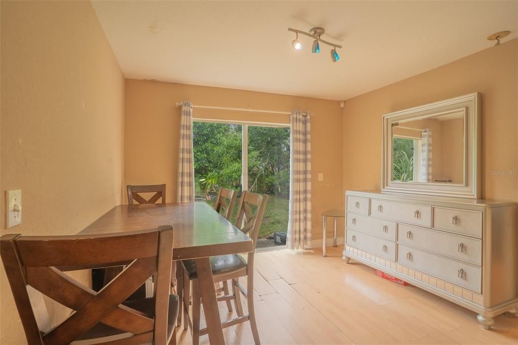 合同活跃: $199,990 (3 贝兹, 2 浴室, 1245 平方英尺)