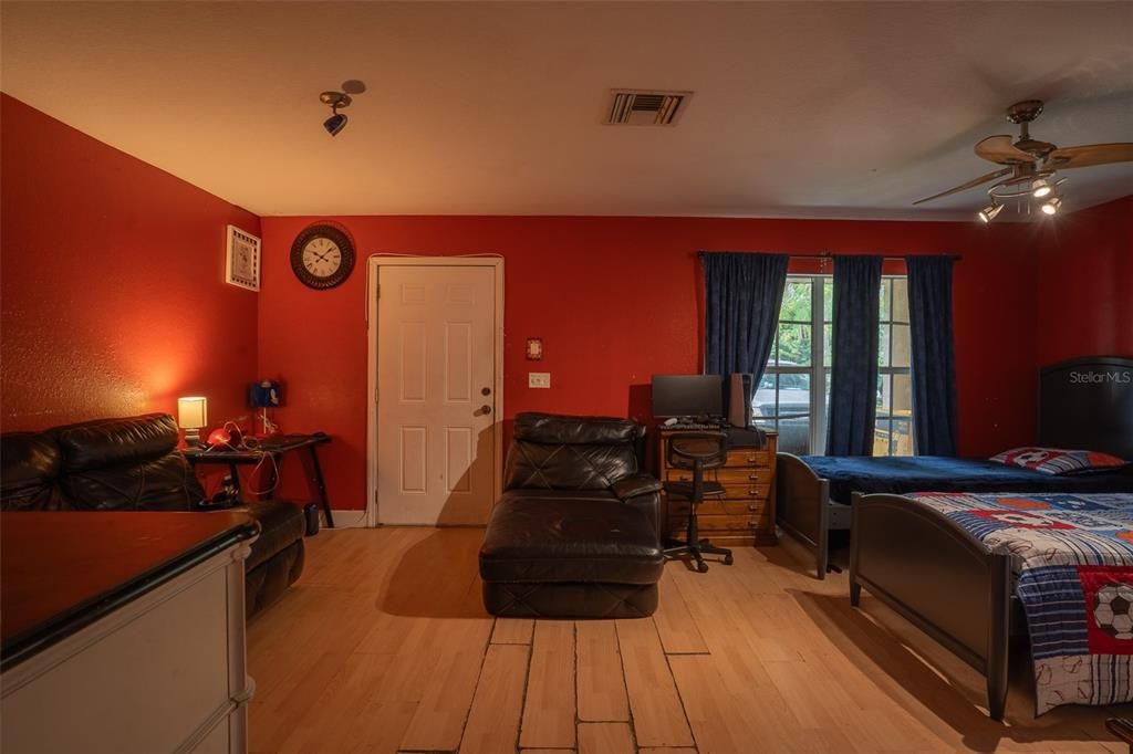 合同活跃: $199,990 (3 贝兹, 2 浴室, 1245 平方英尺)