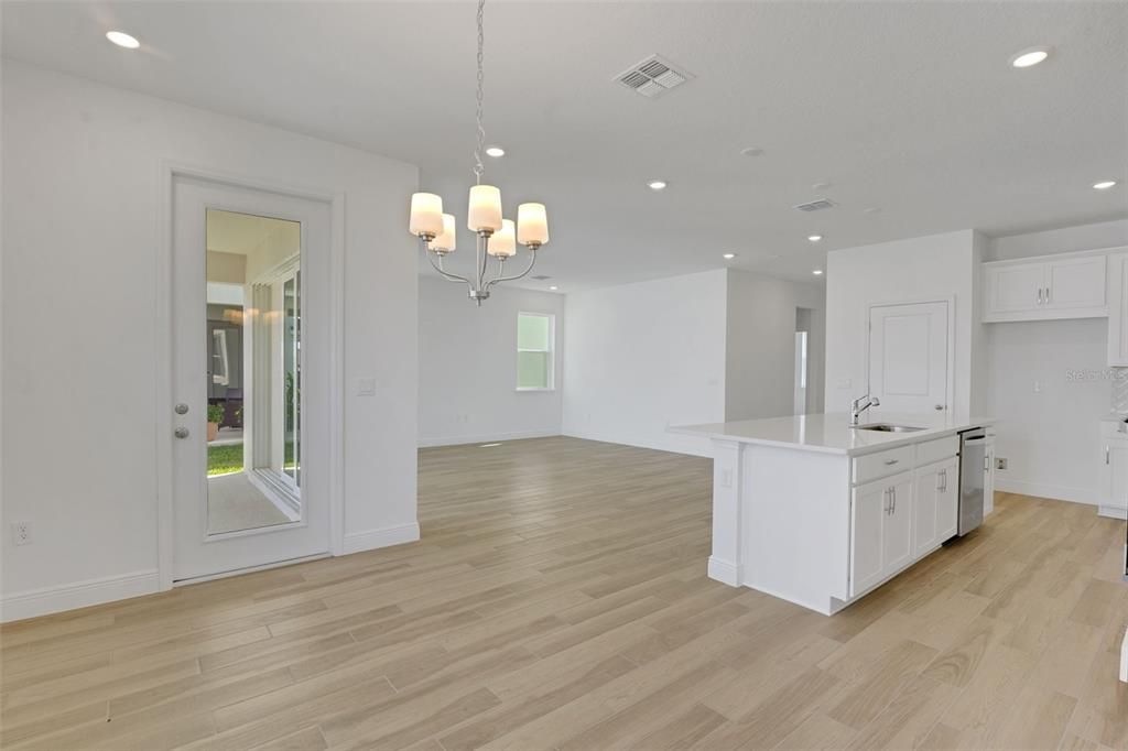 Active With Contract: $605,125 (4 beds, 3 baths, 2520 Square Feet)