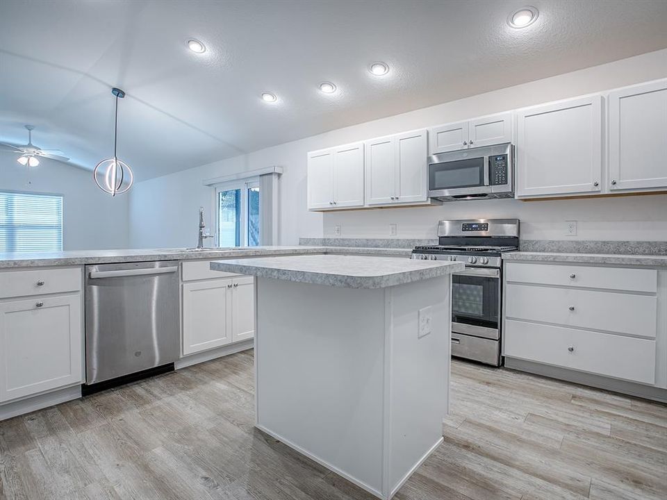 Active With Contract: $339,000 (2 beds, 2 baths, 1300 Square Feet)