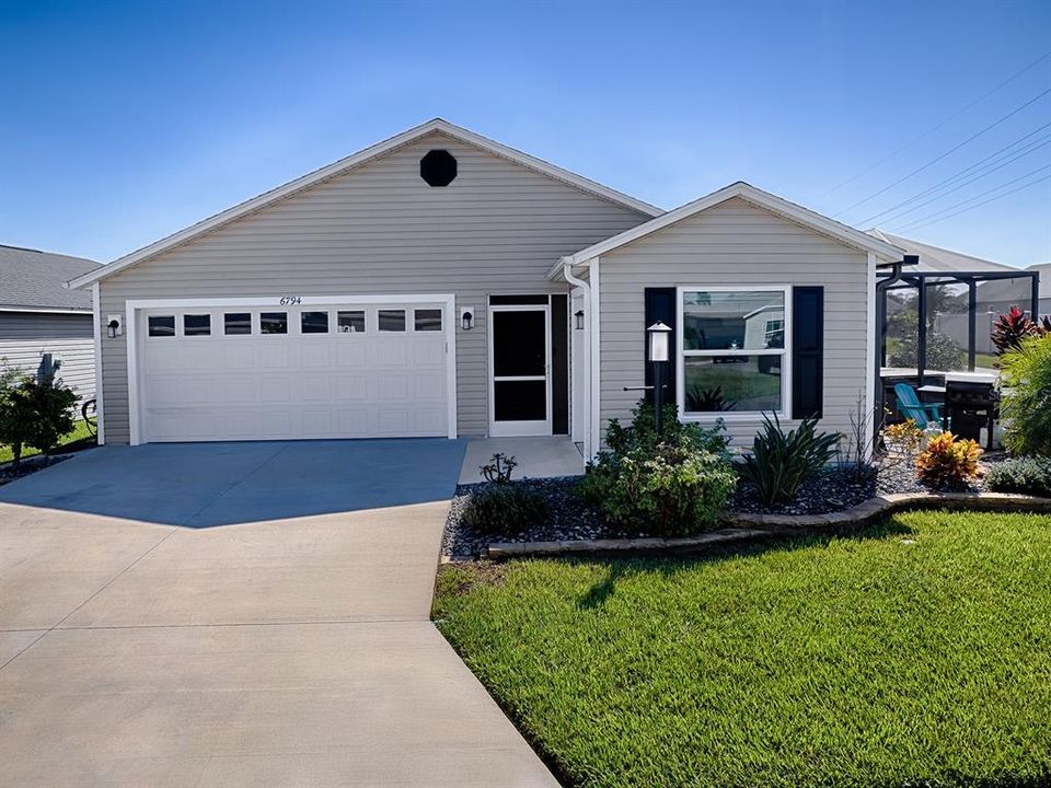 Active With Contract: $339,000 (2 beds, 2 baths, 1300 Square Feet)