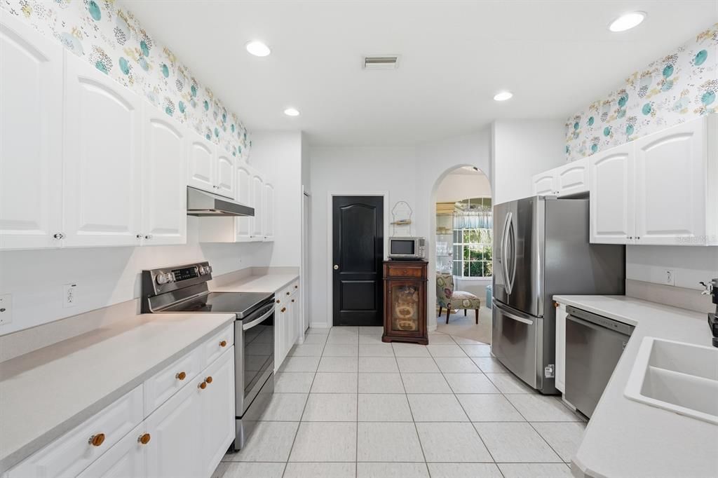 Active With Contract: $350,000 (3 beds, 3 baths, 2042 Square Feet)