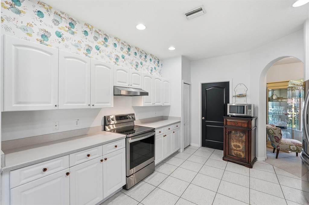 Active With Contract: $350,000 (3 beds, 3 baths, 2042 Square Feet)