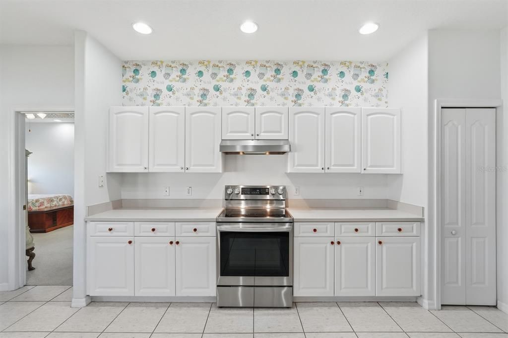 Active With Contract: $350,000 (3 beds, 3 baths, 2042 Square Feet)