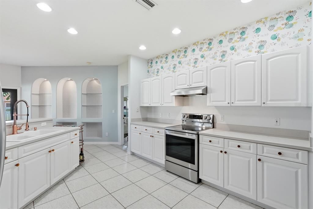 Active With Contract: $350,000 (3 beds, 3 baths, 2042 Square Feet)