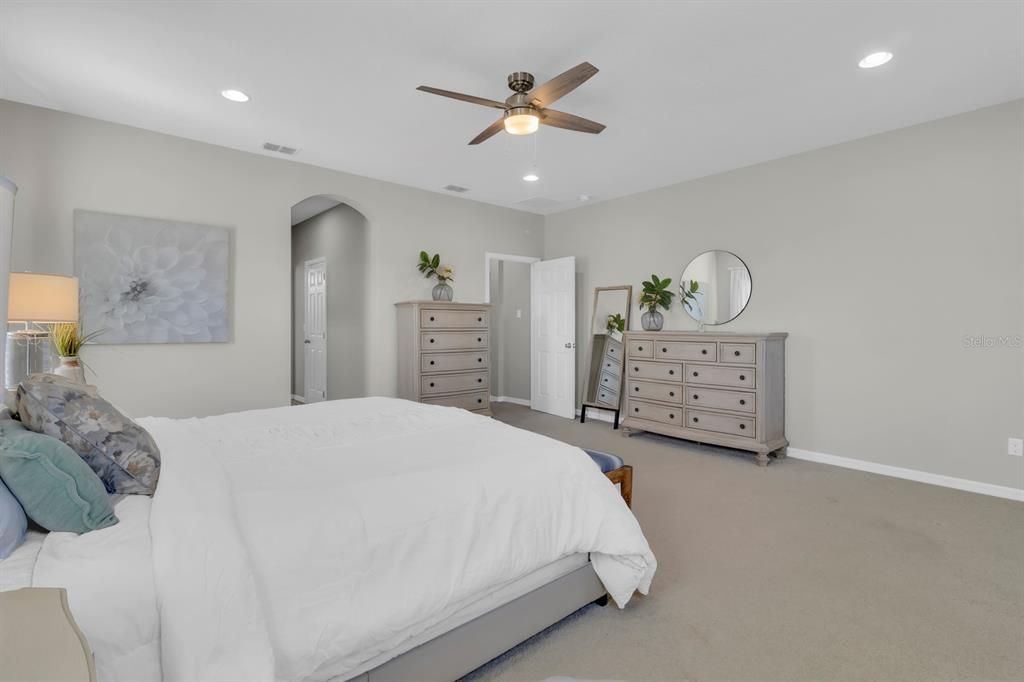 For Sale: $725,000 (5 beds, 3 baths, 4200 Square Feet)