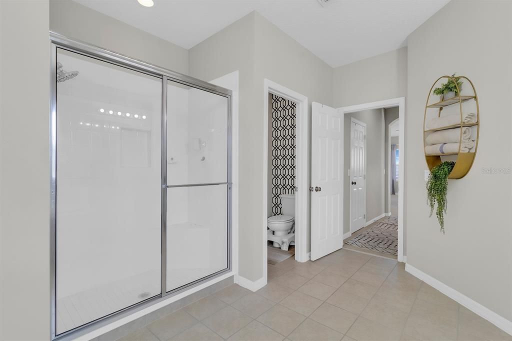 For Sale: $725,000 (5 beds, 3 baths, 4200 Square Feet)