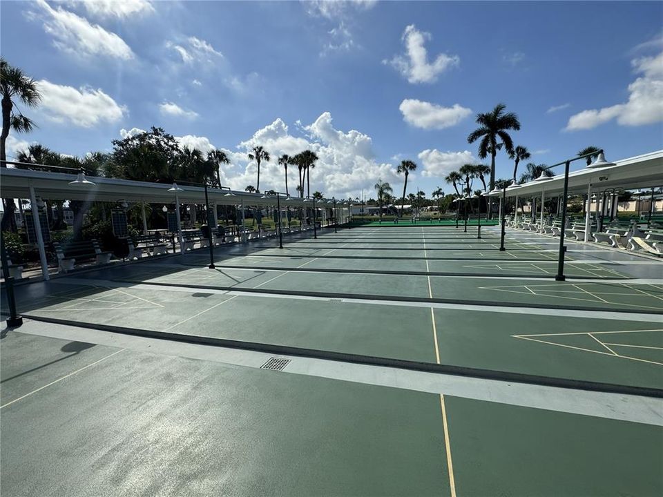 For Sale: $129,900 (2 beds, 2 baths, 840 Square Feet)