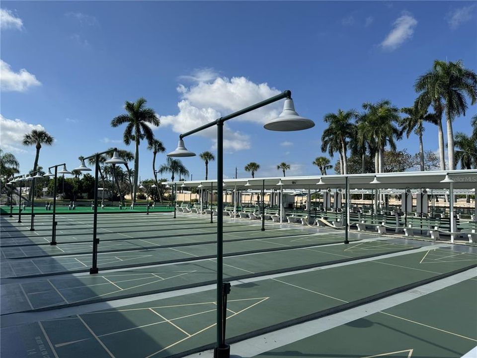 For Sale: $129,900 (2 beds, 2 baths, 840 Square Feet)