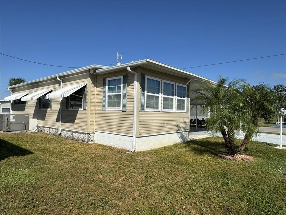 For Sale: $129,900 (2 beds, 2 baths, 840 Square Feet)