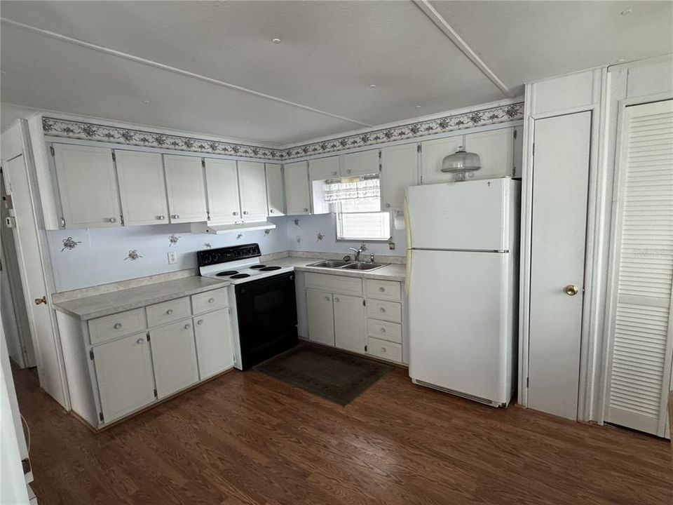 For Sale: $129,900 (2 beds, 2 baths, 840 Square Feet)