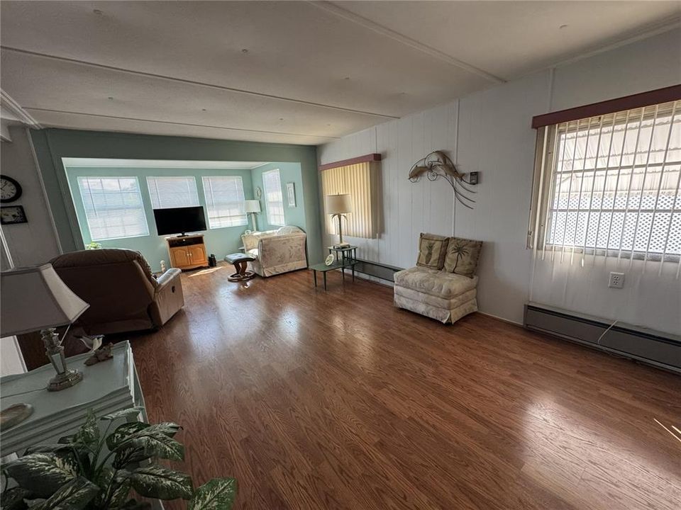 For Sale: $129,900 (2 beds, 2 baths, 840 Square Feet)