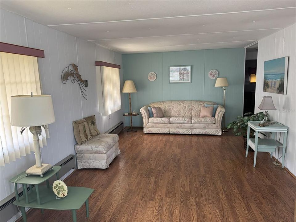 For Sale: $129,900 (2 beds, 2 baths, 840 Square Feet)