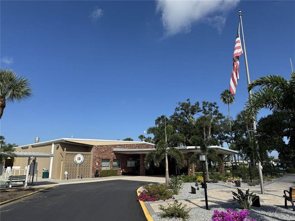 For Sale: $129,900 (2 beds, 2 baths, 840 Square Feet)