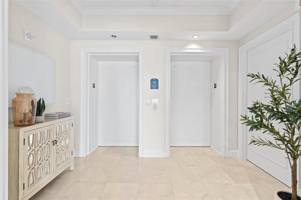 Activo con contrato: $2,400,000 (3 camas, 3 baños, 2736 Pies cuadrados)