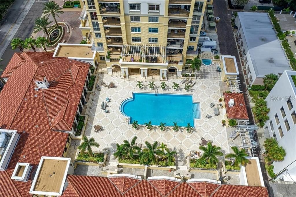 Activo con contrato: $2,400,000 (3 camas, 3 baños, 2736 Pies cuadrados)