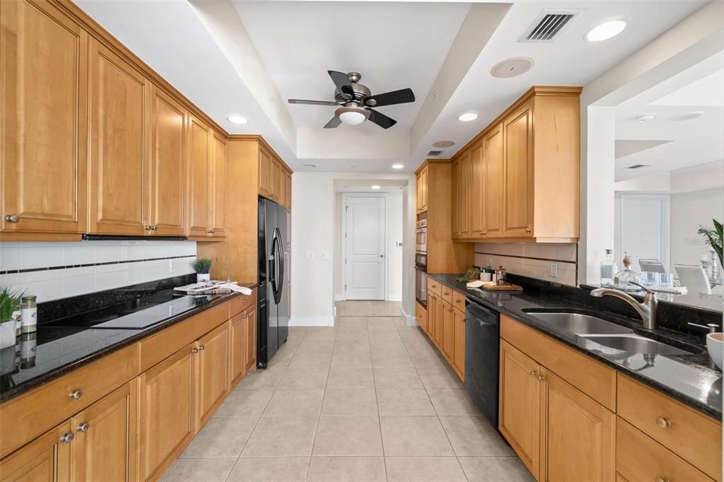 Activo con contrato: $2,400,000 (3 camas, 3 baños, 2736 Pies cuadrados)