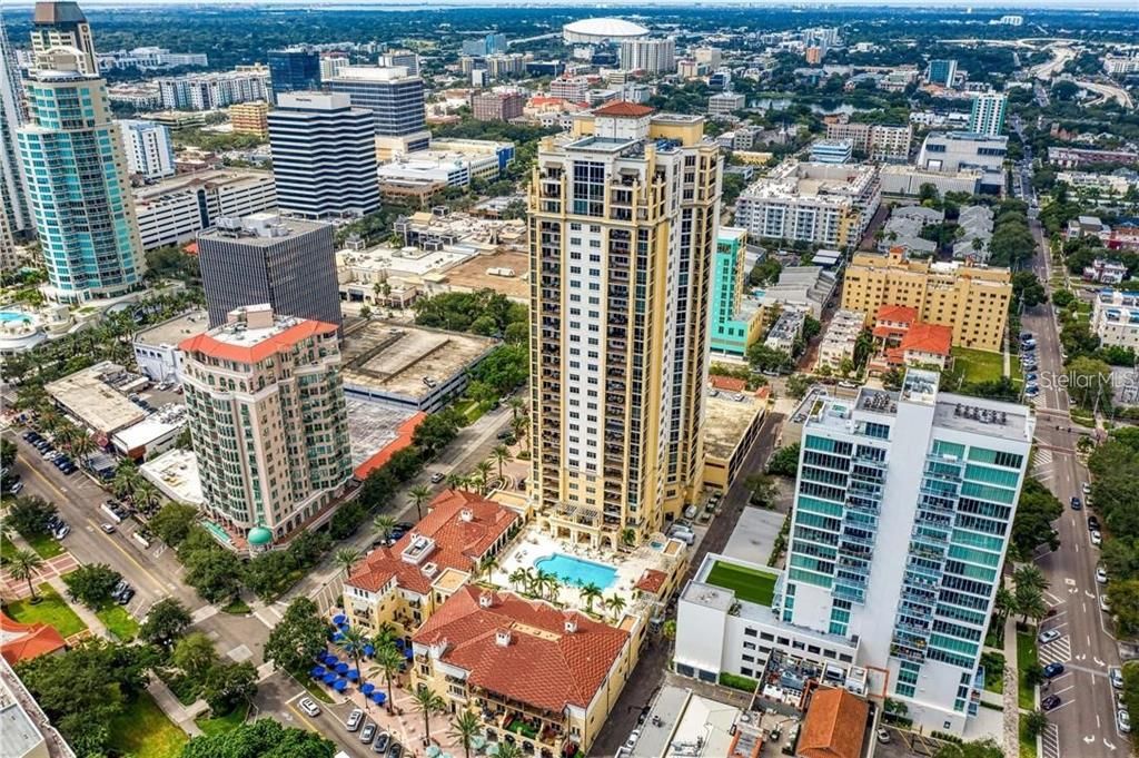 Activo con contrato: $2,400,000 (3 camas, 3 baños, 2736 Pies cuadrados)