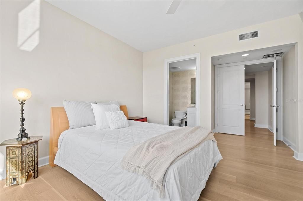 Activo con contrato: $2,400,000 (3 camas, 3 baños, 2736 Pies cuadrados)