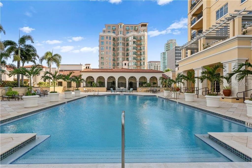 Activo con contrato: $2,400,000 (3 camas, 3 baños, 2736 Pies cuadrados)