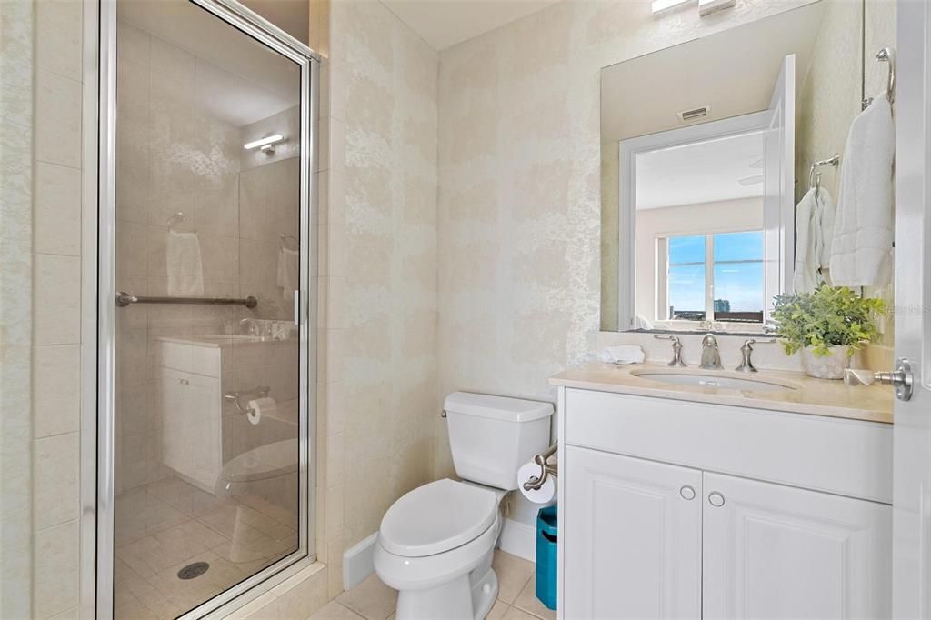 Activo con contrato: $2,400,000 (3 camas, 3 baños, 2736 Pies cuadrados)