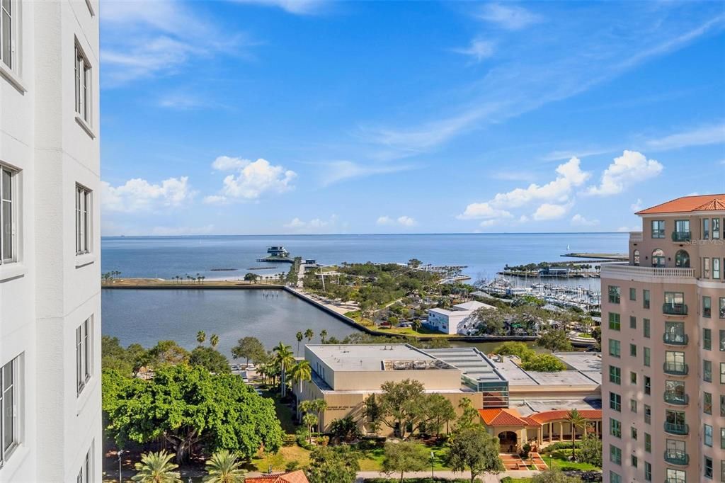 Activo con contrato: $2,400,000 (3 camas, 3 baños, 2736 Pies cuadrados)