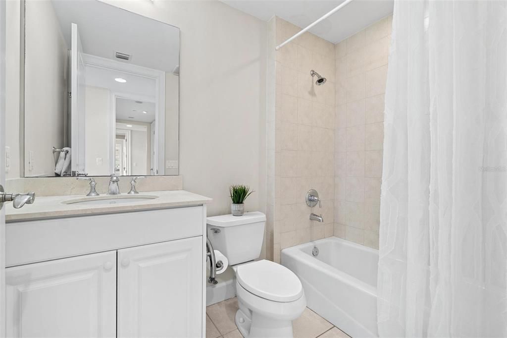 Activo con contrato: $2,400,000 (3 camas, 3 baños, 2736 Pies cuadrados)