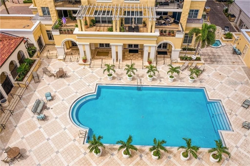 Activo con contrato: $2,400,000 (3 camas, 3 baños, 2736 Pies cuadrados)