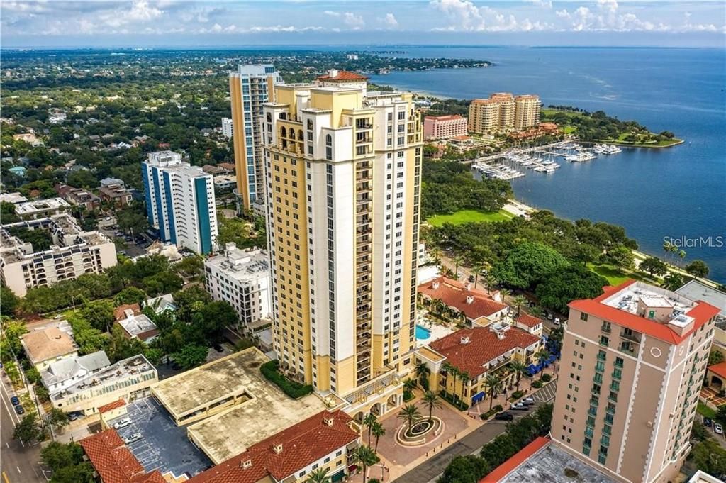 Activo con contrato: $2,400,000 (3 camas, 3 baños, 2736 Pies cuadrados)