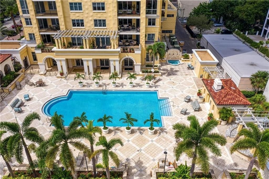 Activo con contrato: $2,400,000 (3 camas, 3 baños, 2736 Pies cuadrados)