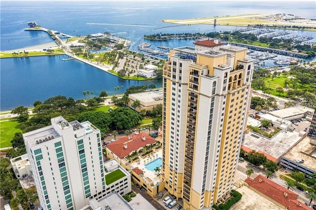 Activo con contrato: $2,400,000 (3 camas, 3 baños, 2736 Pies cuadrados)