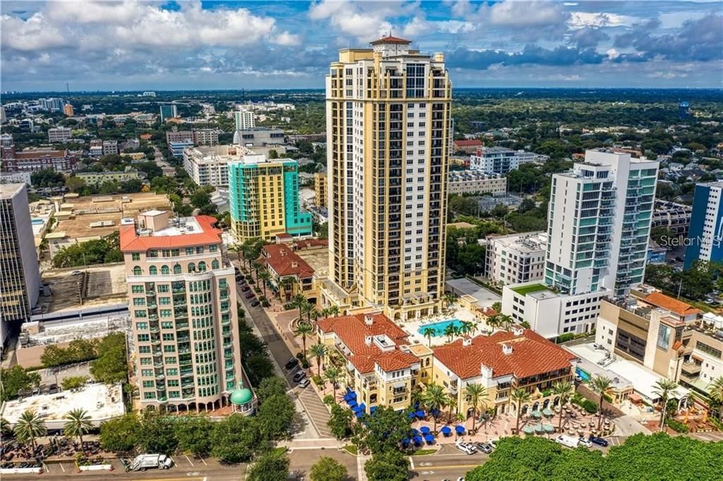 Activo con contrato: $2,400,000 (3 camas, 3 baños, 2736 Pies cuadrados)