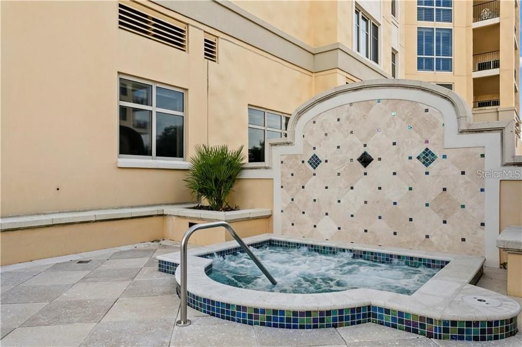 Activo con contrato: $2,400,000 (3 camas, 3 baños, 2736 Pies cuadrados)