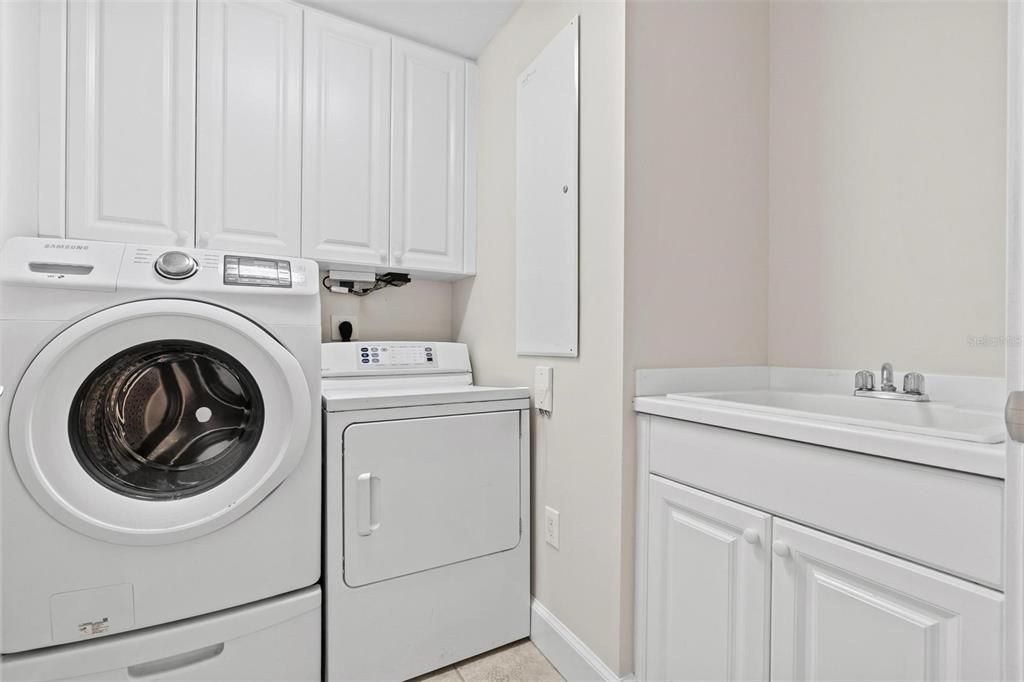 Activo con contrato: $2,400,000 (3 camas, 3 baños, 2736 Pies cuadrados)