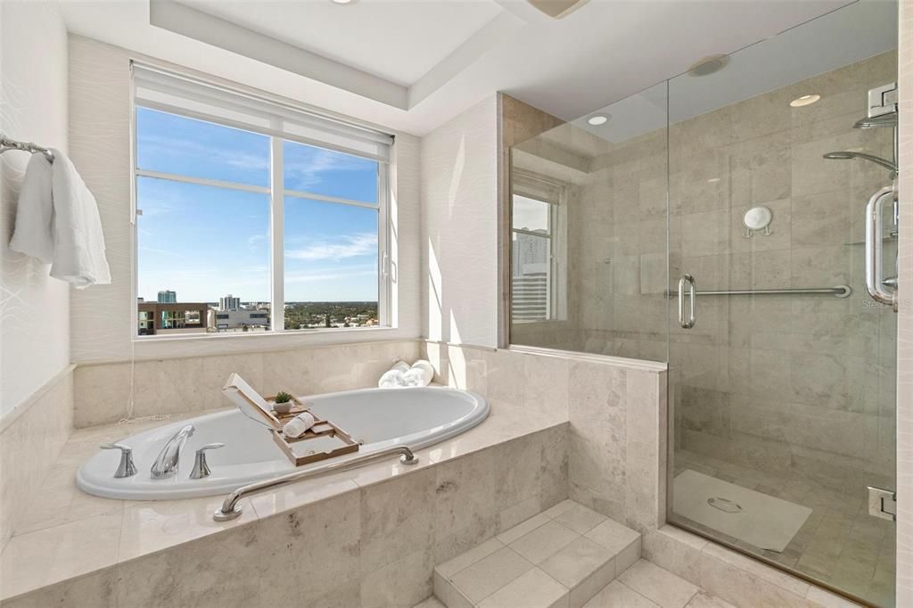 Activo con contrato: $2,400,000 (3 camas, 3 baños, 2736 Pies cuadrados)