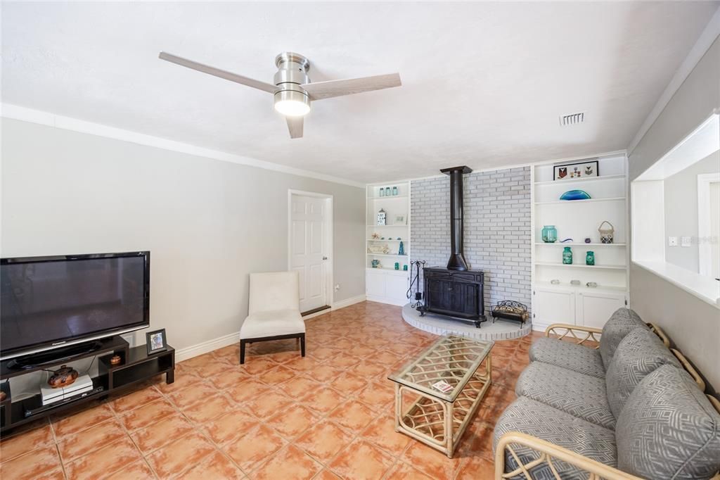 For Sale: $339,900 (3 beds, 2 baths, 1690 Square Feet)