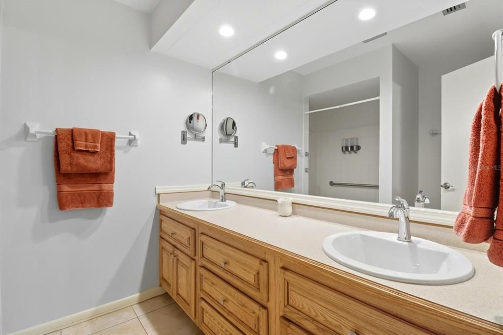 For Sale: $225,900 (2 beds, 2 baths, 1359 Square Feet)