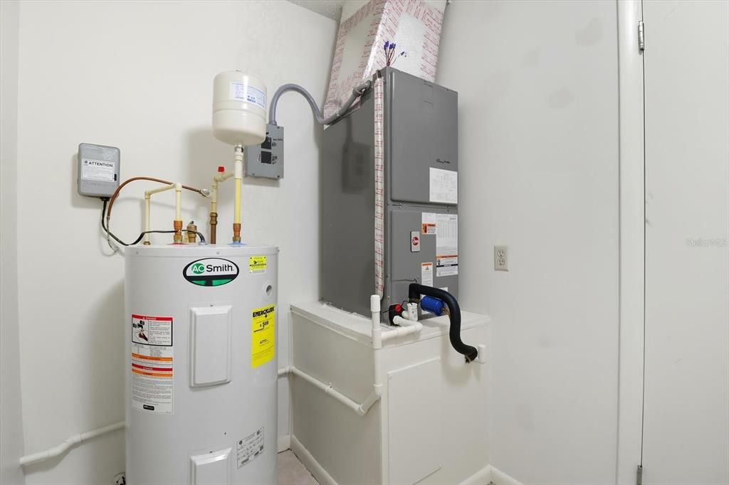 For Sale: $225,900 (2 beds, 2 baths, 1359 Square Feet)