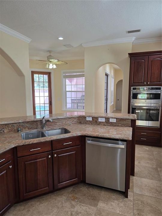 En Venta: $735,000 (5 camas, 6 baños, 4277 Pies cuadrados)