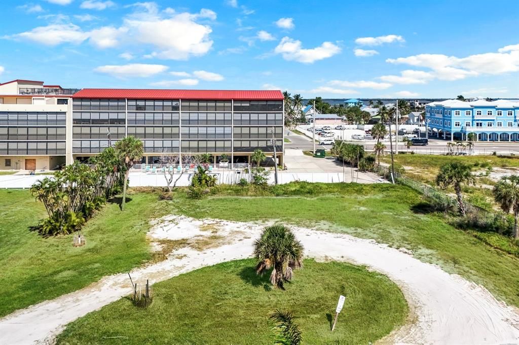 На продажу: $1,499,000 (0.38 acres)