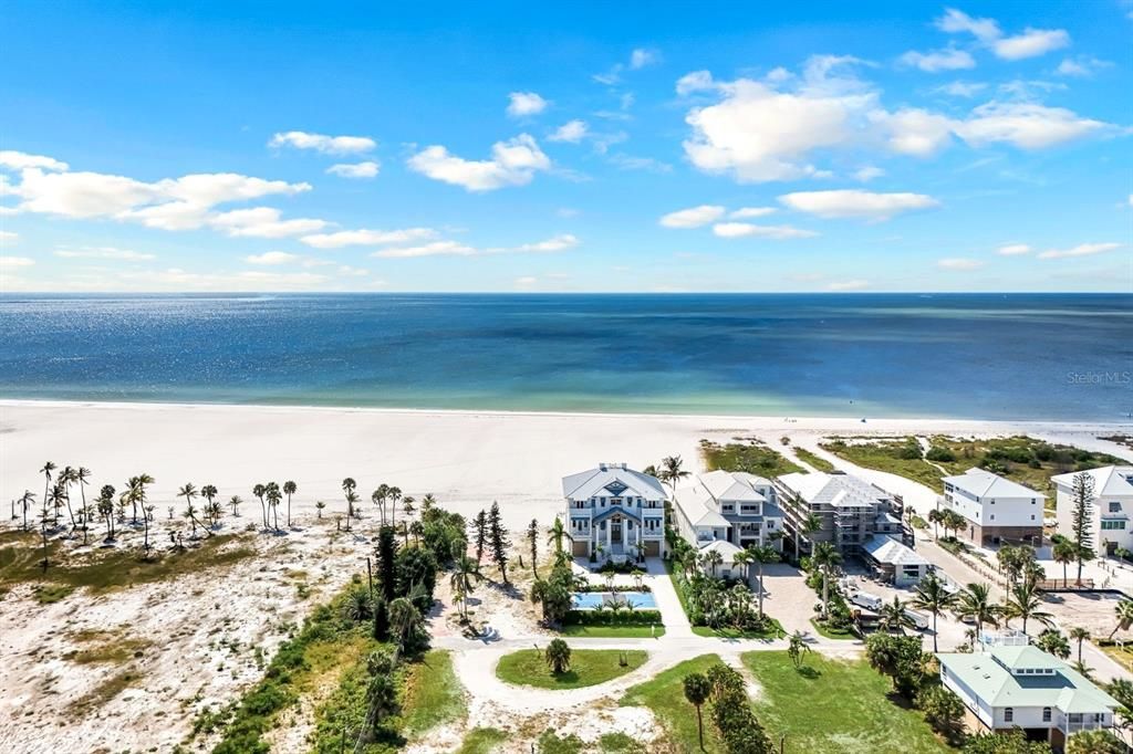 На продажу: $1,499,000 (0.38 acres)